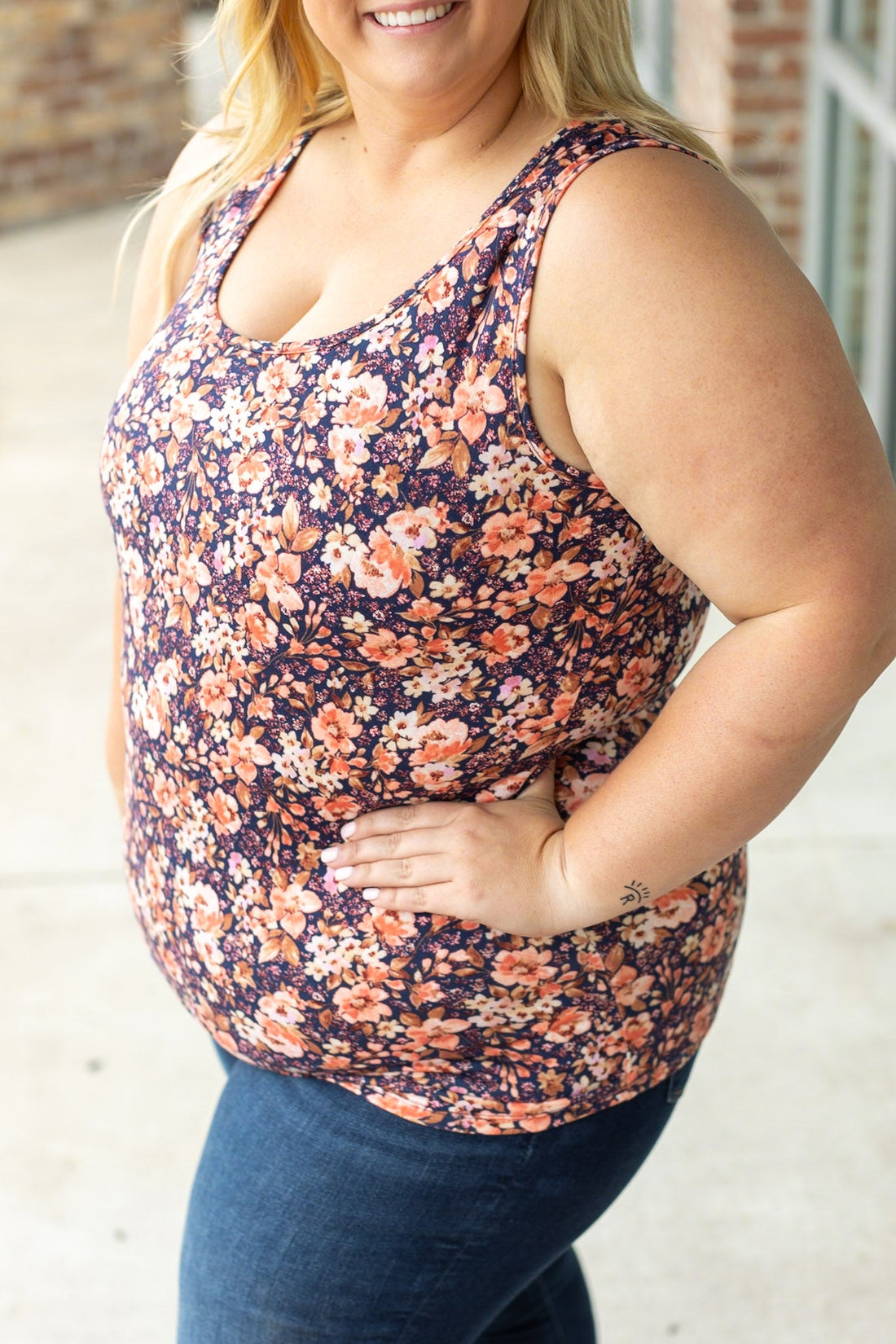 IN STOCK Luxe Crew Tank - Navy Floral Mix | Women&