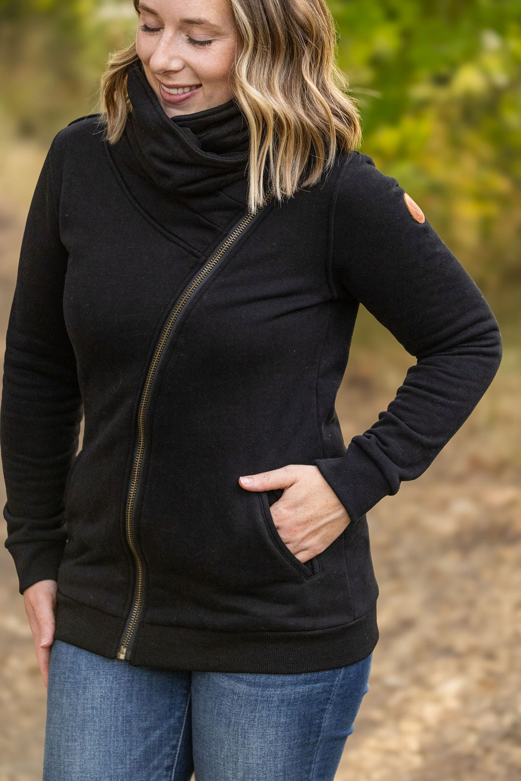 IN STOCK Quinn ZipUp Cowl - Black | Women&