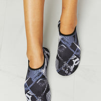 MMshoes On The Shore Water Shoes in Black Pattern