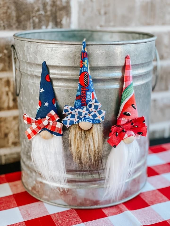 Patriotic gnome magnets
